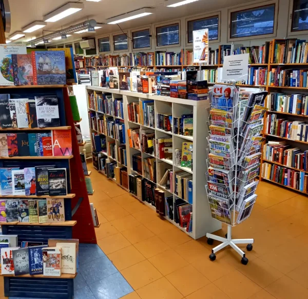 Bokhyllor med böcker.