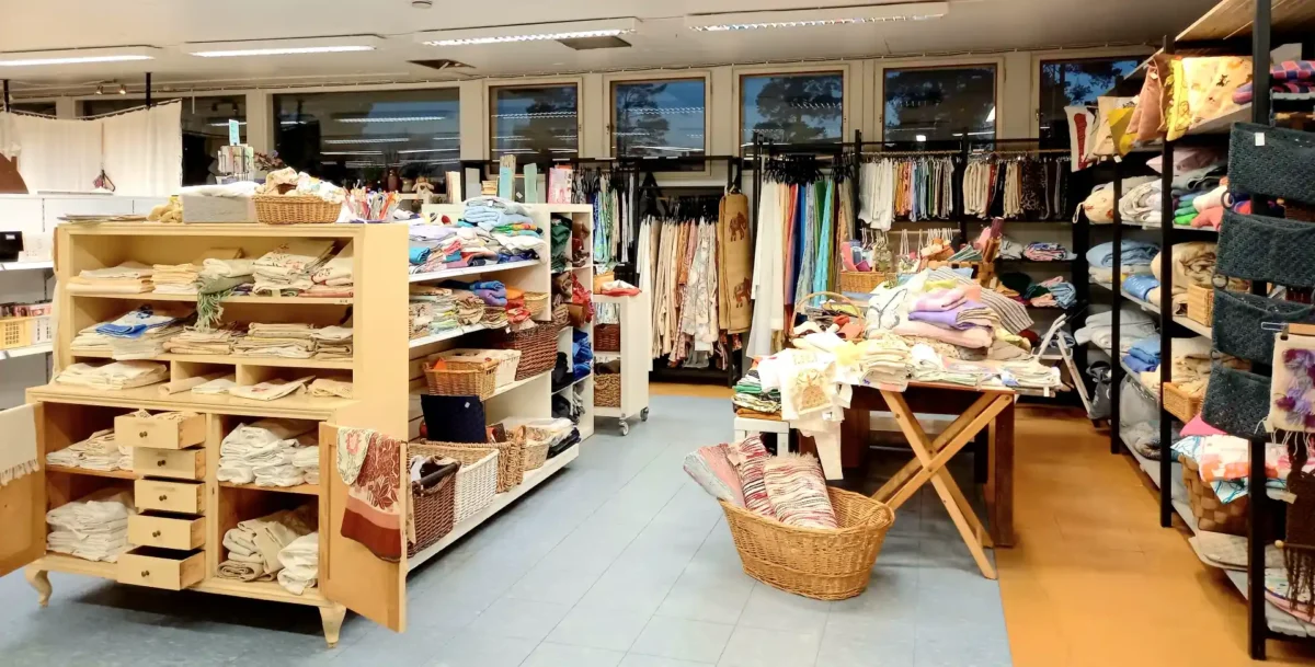 Kläder och filtar i butiken.