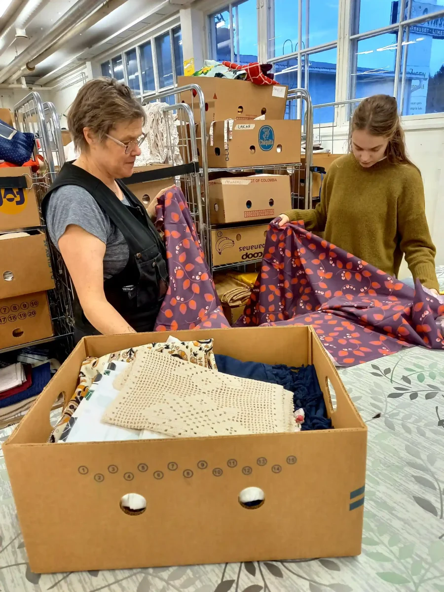 Person på varumottagningen som arbetar med en annan person.