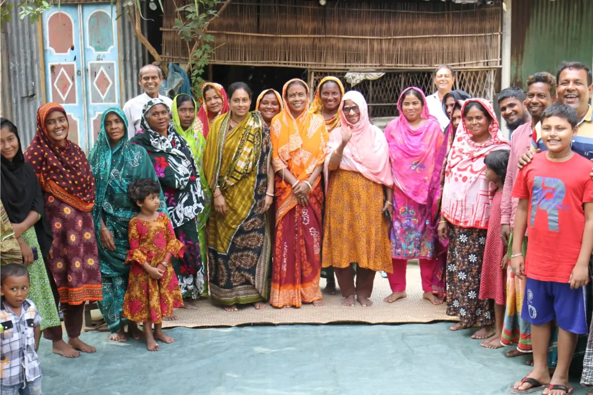 Solidaritetsarbete med människor samlade.