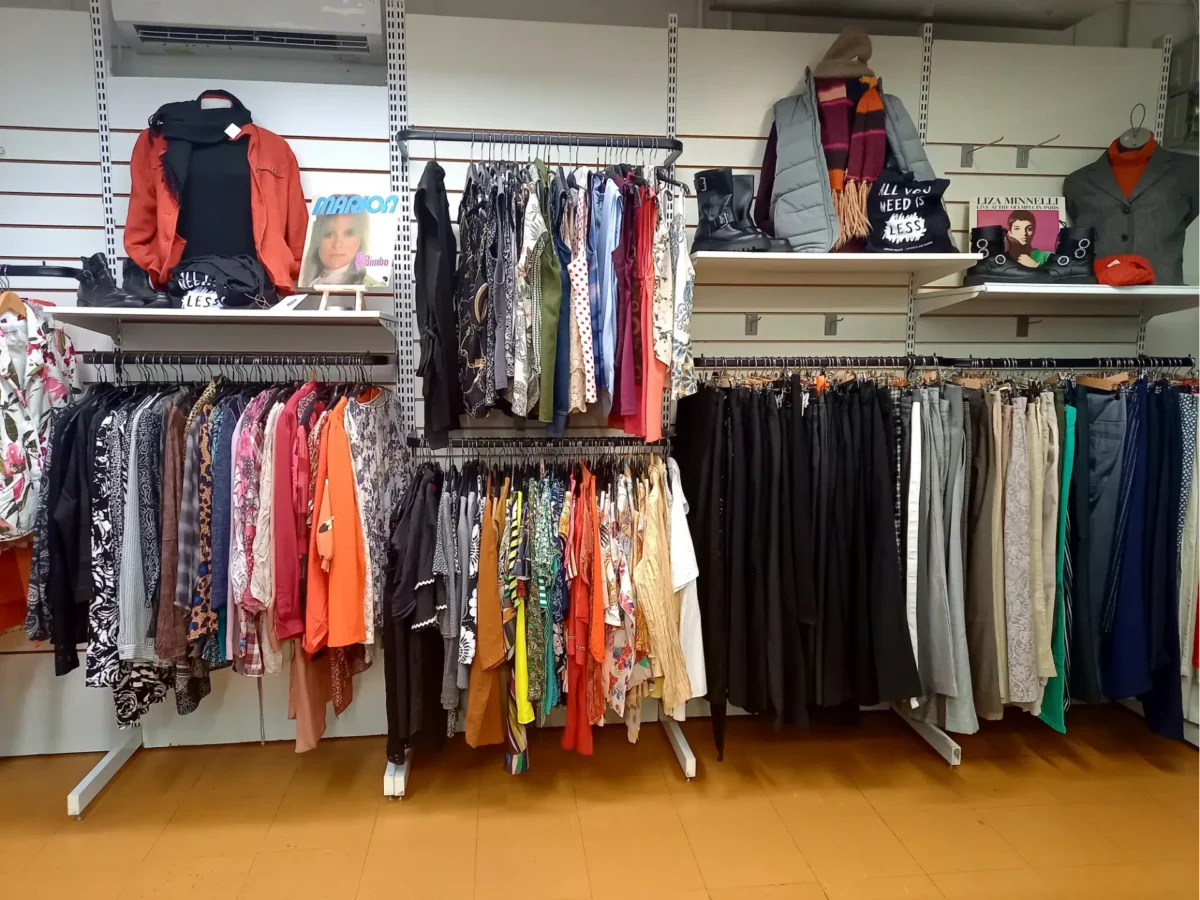 loppis 1 Kläder på klädställ och hyllor i loppiset.